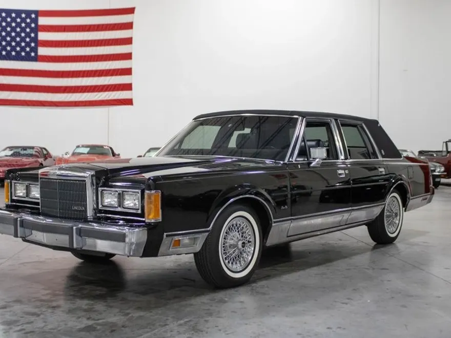 1989 Lincoln Town Car Signature photo 1