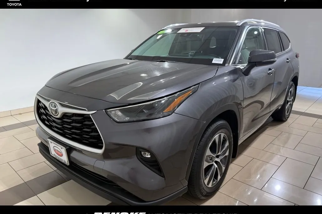 2022 Toyota Highlander XLE photo 1