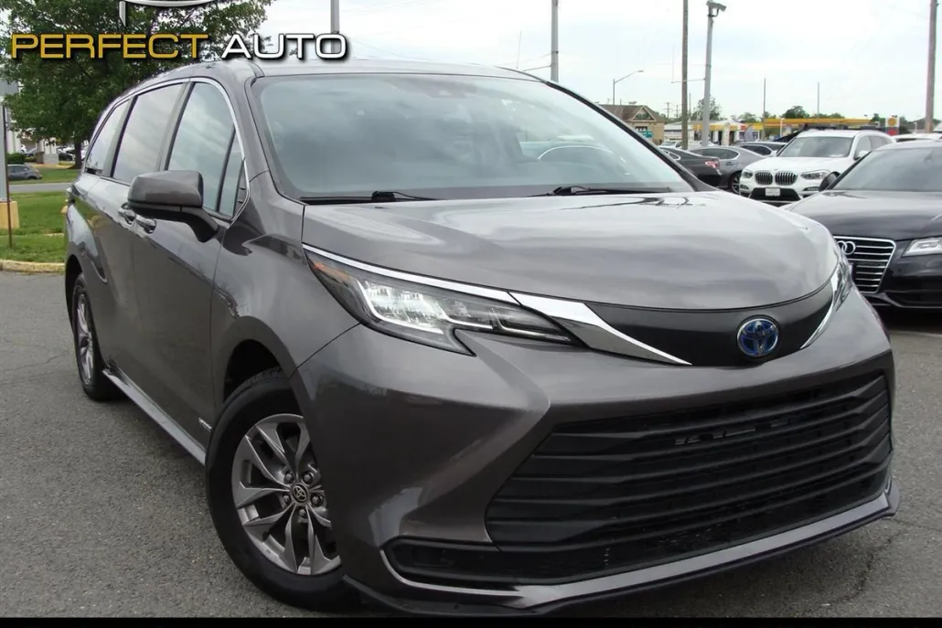 2021 Toyota Sienna LE photo 1