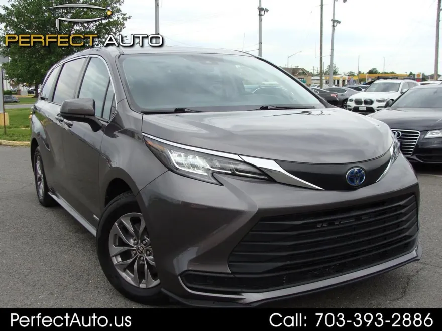 2021 Toyota Sienna LE photo 1