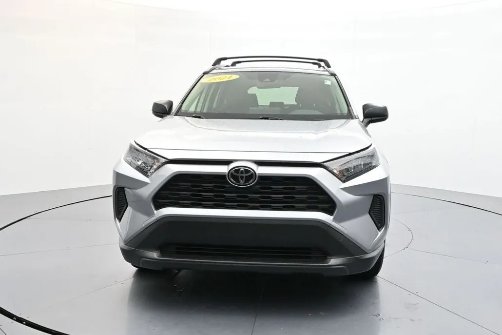 2021 Toyota RAV4 LE photo 1
