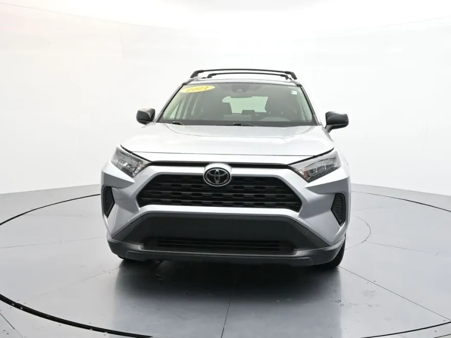 2021 Toyota RAV4 LE photo 1