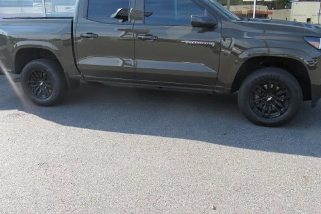 2024 Chevrolet Colorado LT photo 1