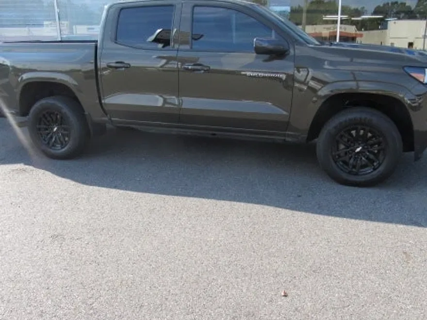 2024 Chevrolet Colorado LT photo 1
