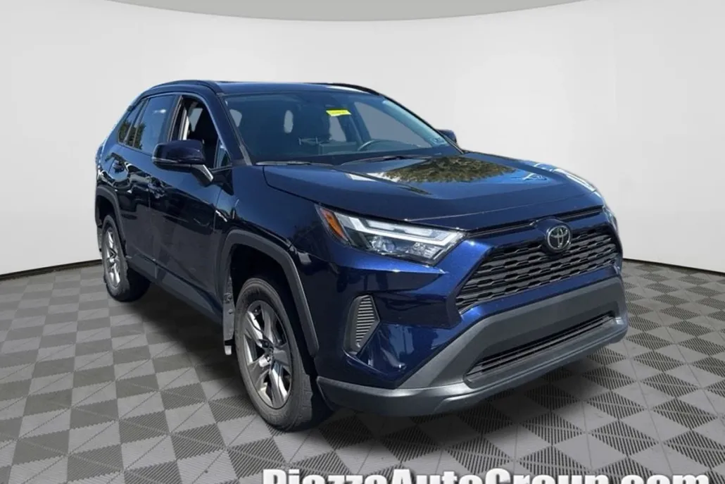 2023 Toyota RAV4 XLE photo 1