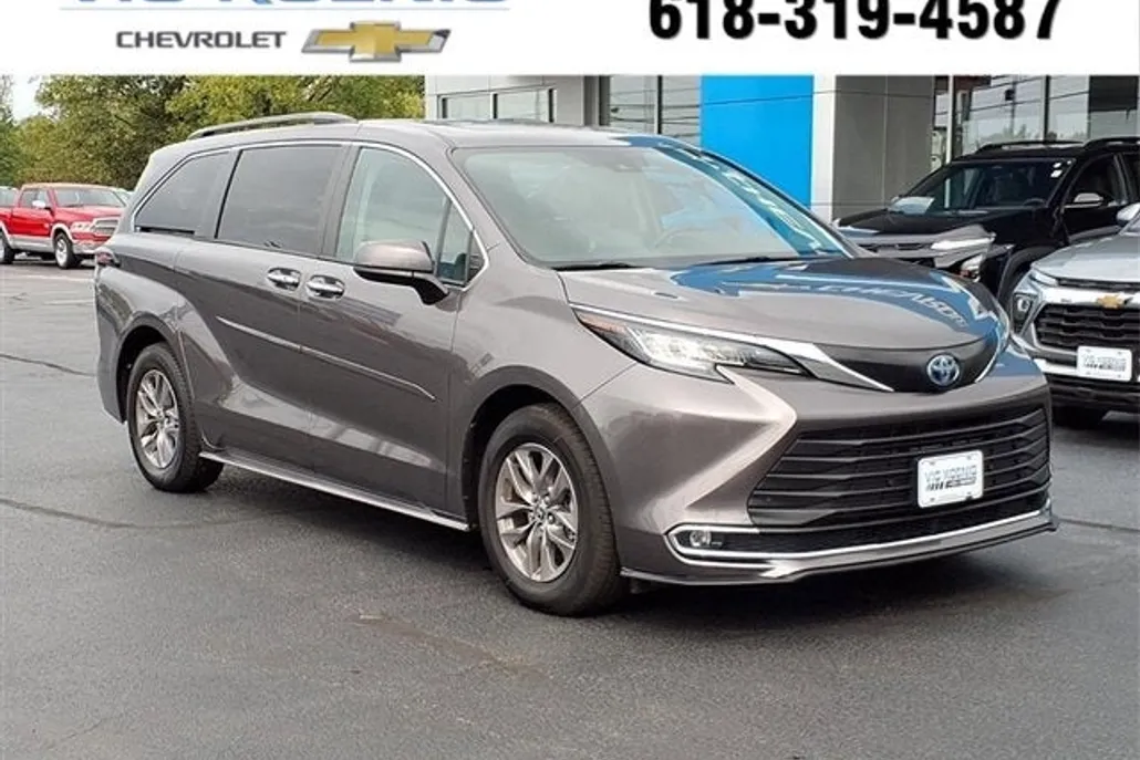 2022 Toyota Sienna XLE photo 1