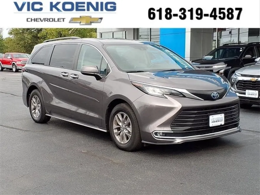 2022 Toyota Sienna XLE photo 1