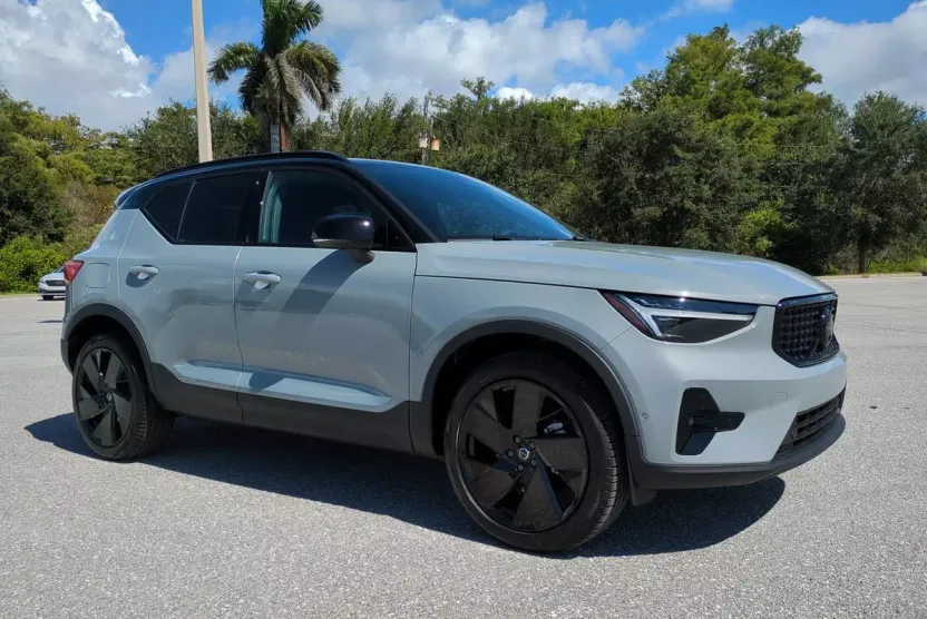 2026 Volvo XC40 photo 1