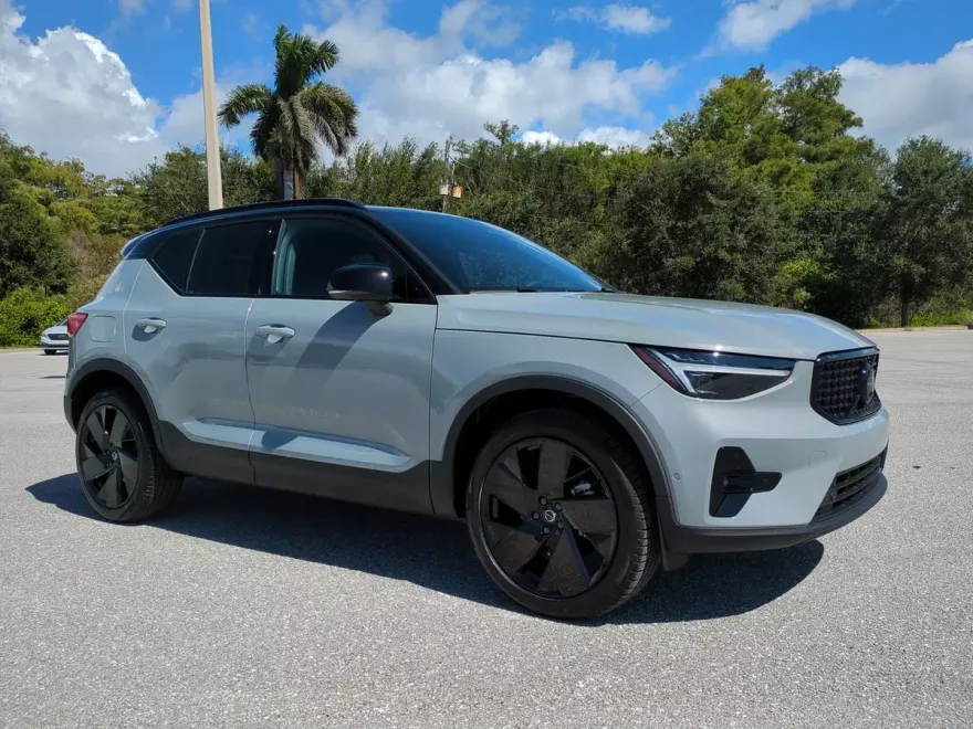 2026 Volvo XC40 photo 1