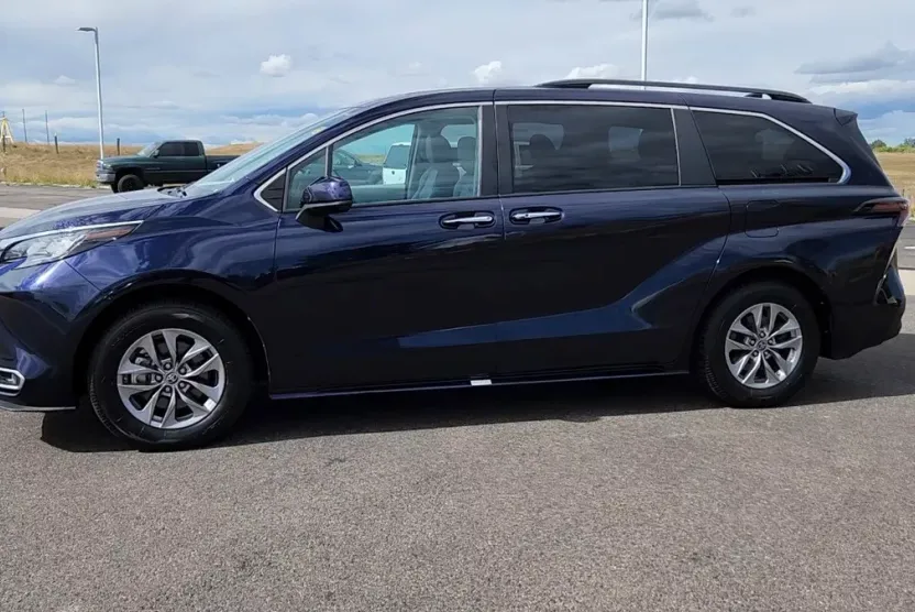 2023 Toyota Sienna XLE photo 1