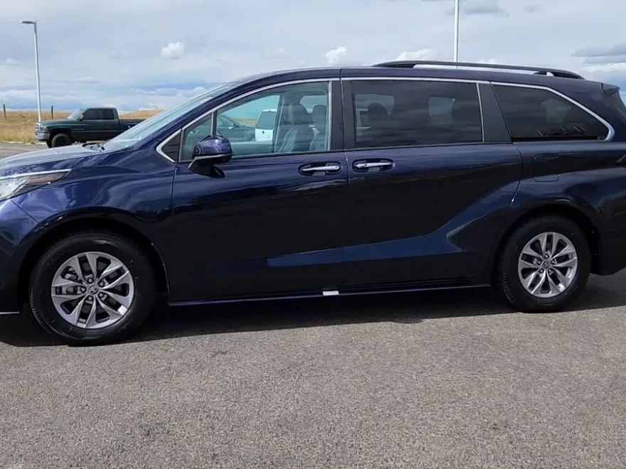 2023 Toyota Sienna XLE photo 1
