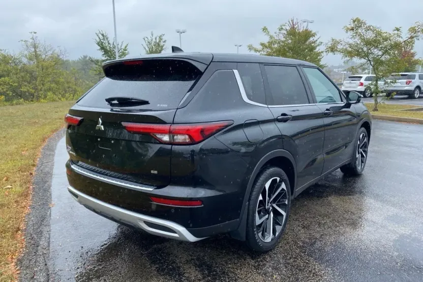 2022 Mitsubishi Outlander SE Launch Edition photo 1