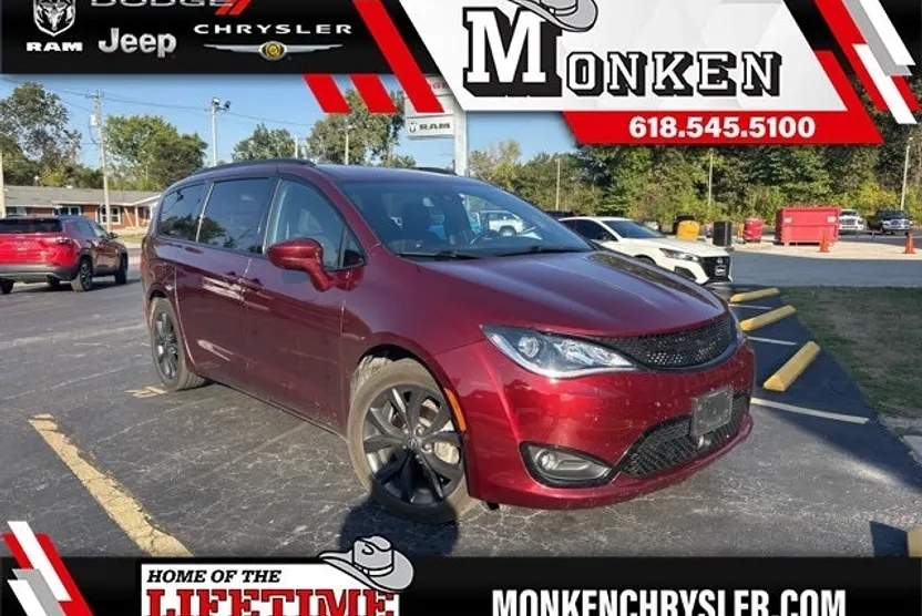 2020 Chrysler Pacifica Touring photo 1