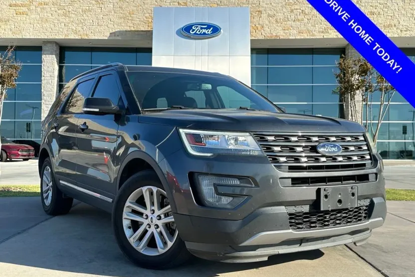 2017 Ford Explorer XLT photo 1