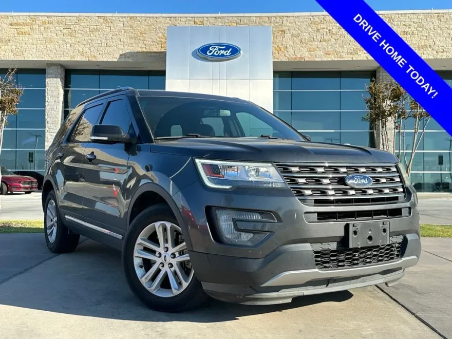 2017 Ford Explorer XLT photo 1