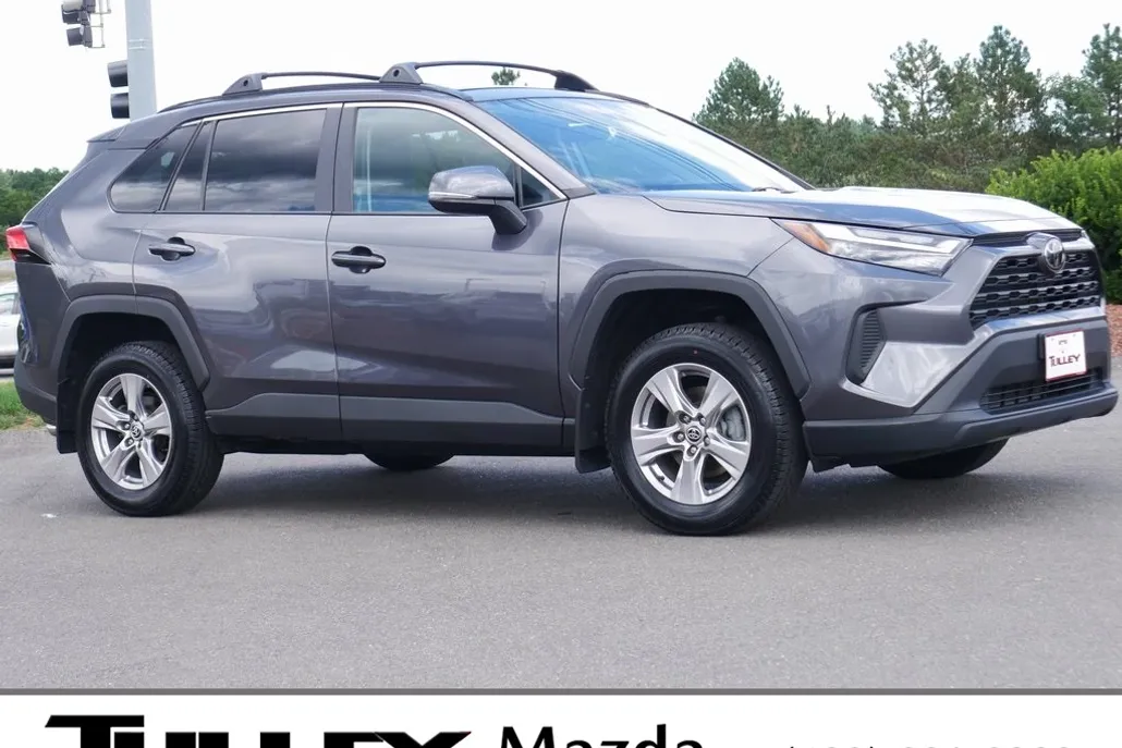 2022 Toyota RAV4 XLE photo 1