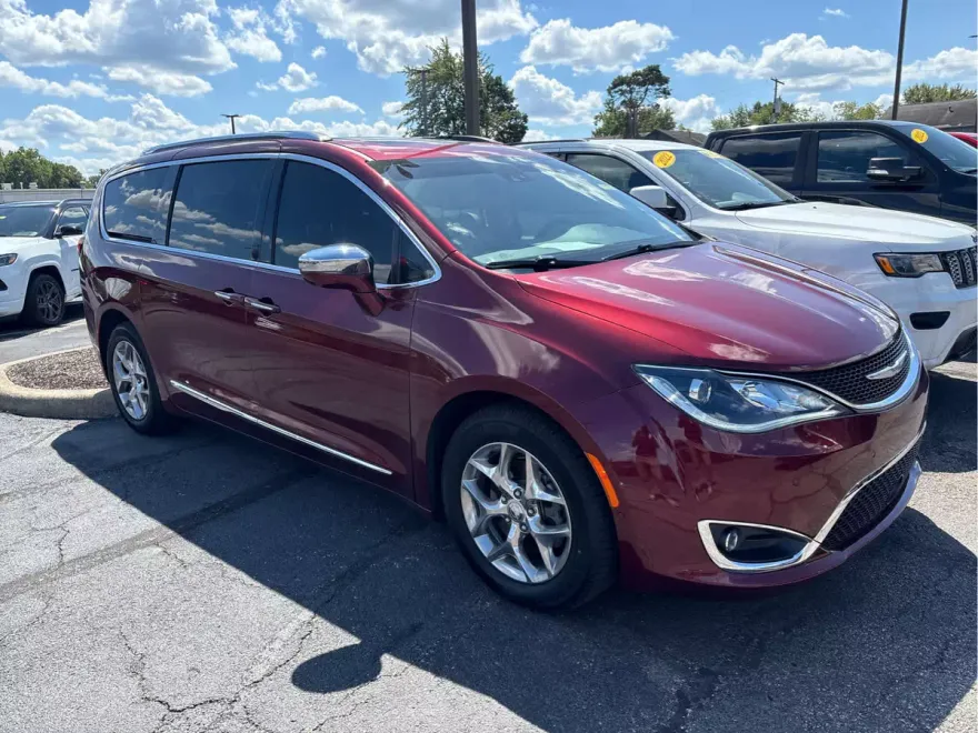 2018 Chrysler Pacifica Limited photo 1