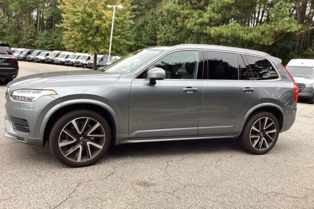 2020 Volvo XC90 T6 AWD Momentum photo 1