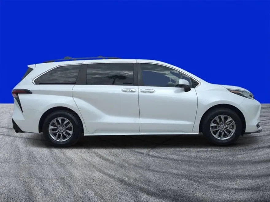 2023 Toyota Sienna XLE photo 1