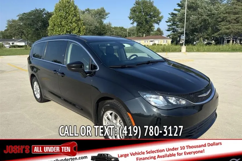 2020 Chrysler Voyager LXi photo 1