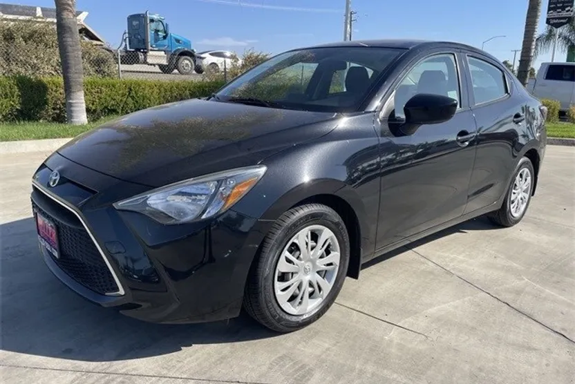 2019 Toyota Yaris L photo 1