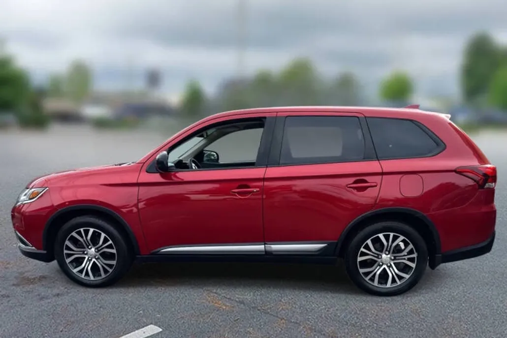 2018 Mitsubishi Outlander ES photo 1