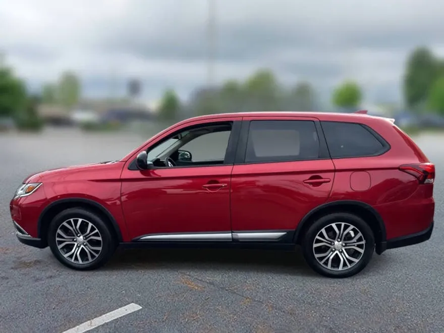 2018 Mitsubishi Outlander ES photo 1