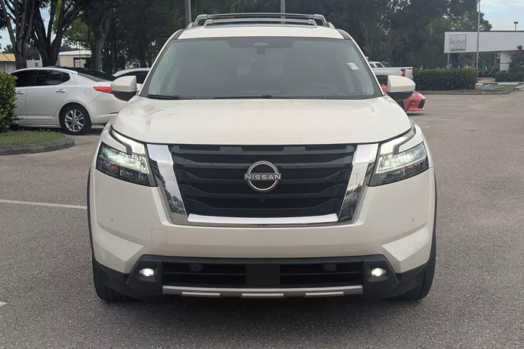 2023 Nissan Pathfinder Platinum photo 1