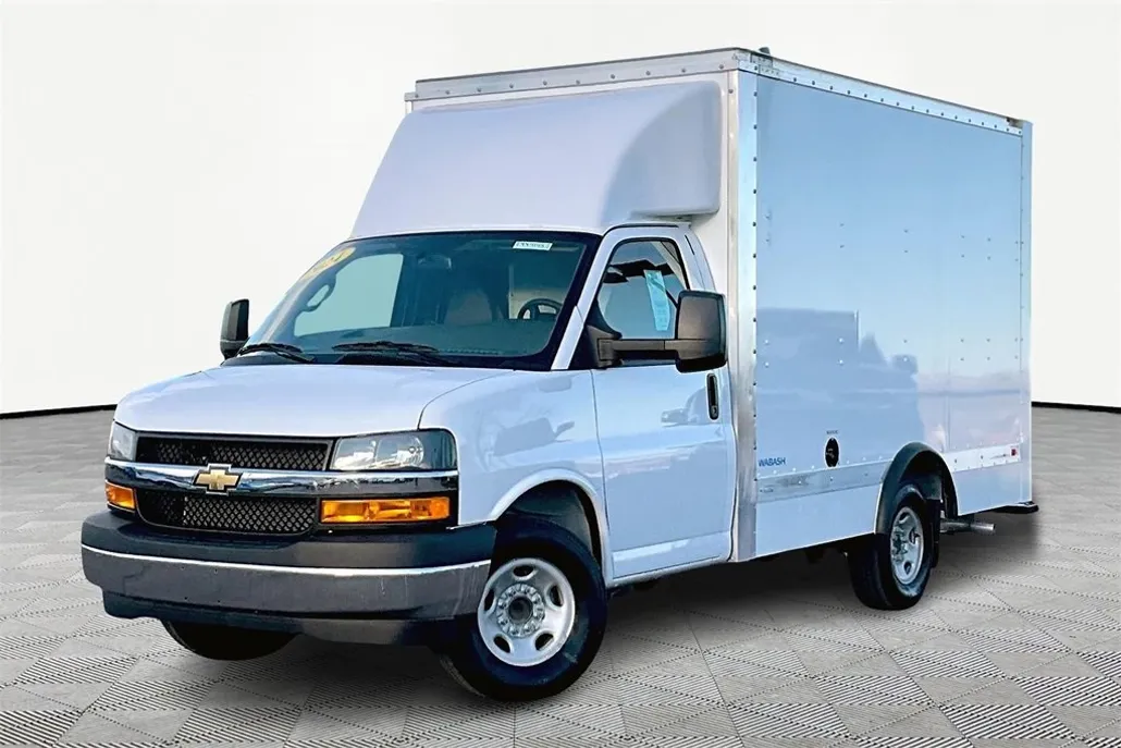 2024 Chevrolet Express Cutaway 3500 photo 1