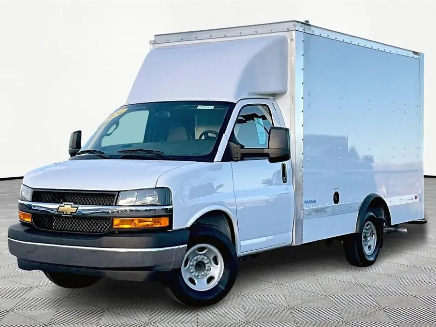 2024 Chevrolet Express Cutaway 3500 photo 1