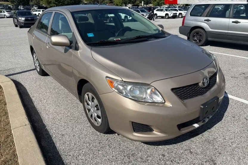2010 Toyota Corolla LE photo 1