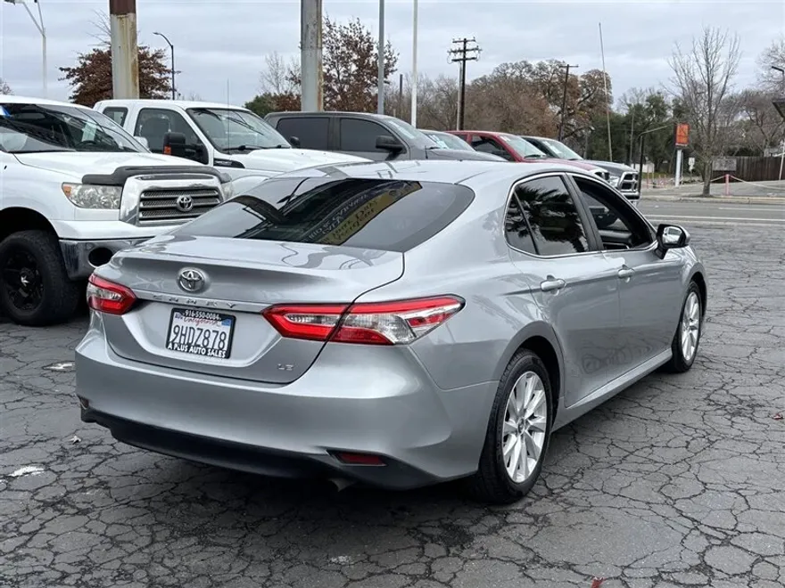 2018 Toyota Camry LE photo 1