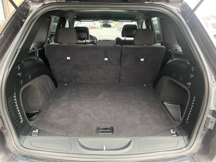 2019 Jeep Grand Cherokee Laredo photo 1
