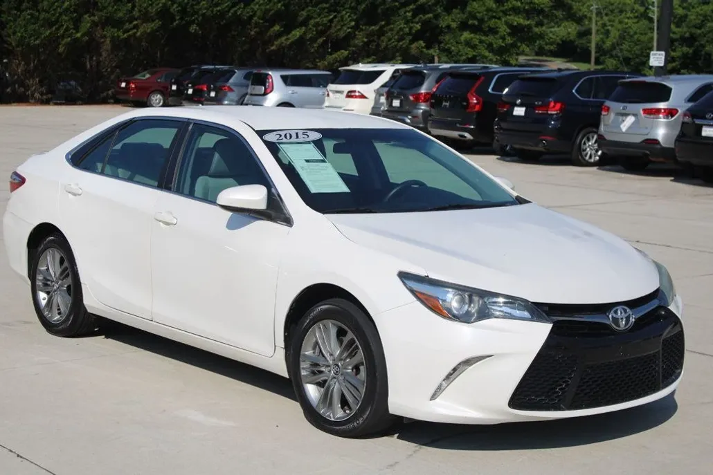 2015 Toyota Camry SE photo 1