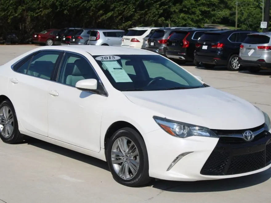 2015 Toyota Camry SE photo 1