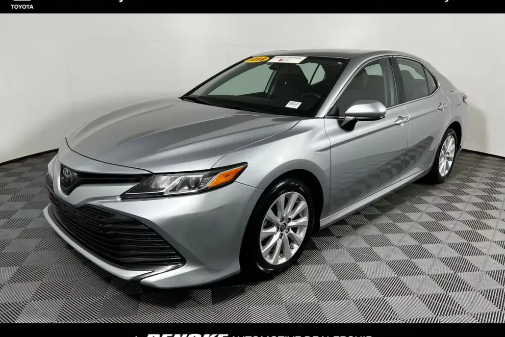 2019 Toyota Camry LE photo 1