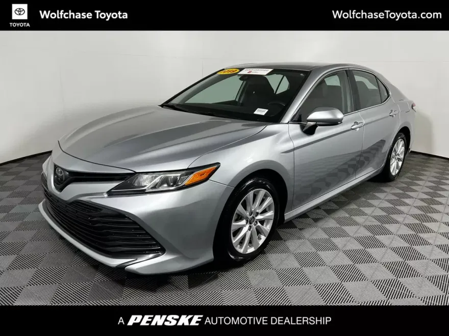 2019 Toyota Camry LE photo 1