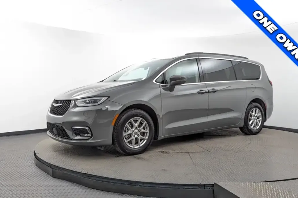 2022 Chrysler Pacifica Touring L photo 1