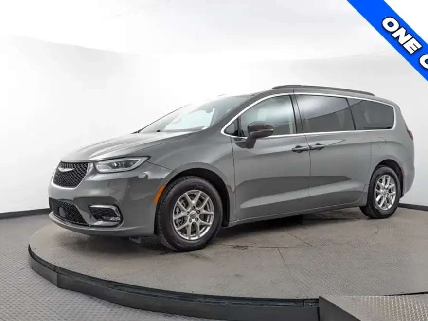 2022 Chrysler Pacifica Touring L photo 1