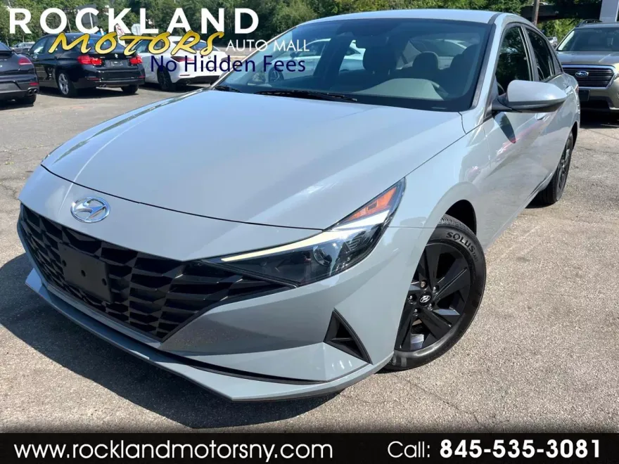 2023 Hyundai Elantra SEL photo 1
