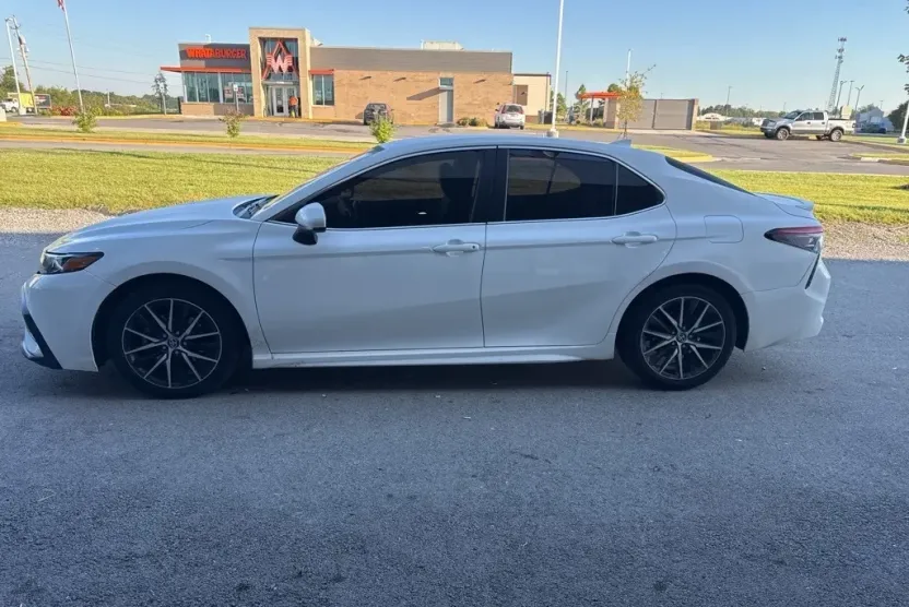 2021 Toyota Camry SE photo 1