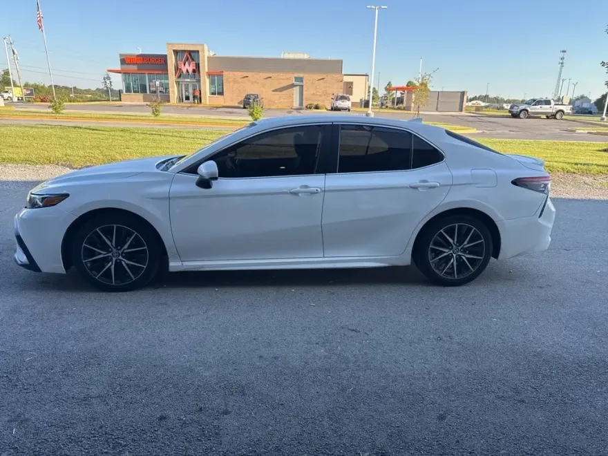 2021 Toyota Camry SE photo 1