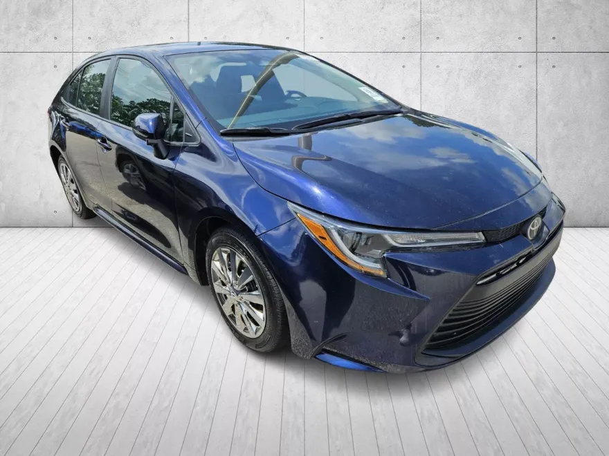 2023 Toyota Corolla LE photo 1