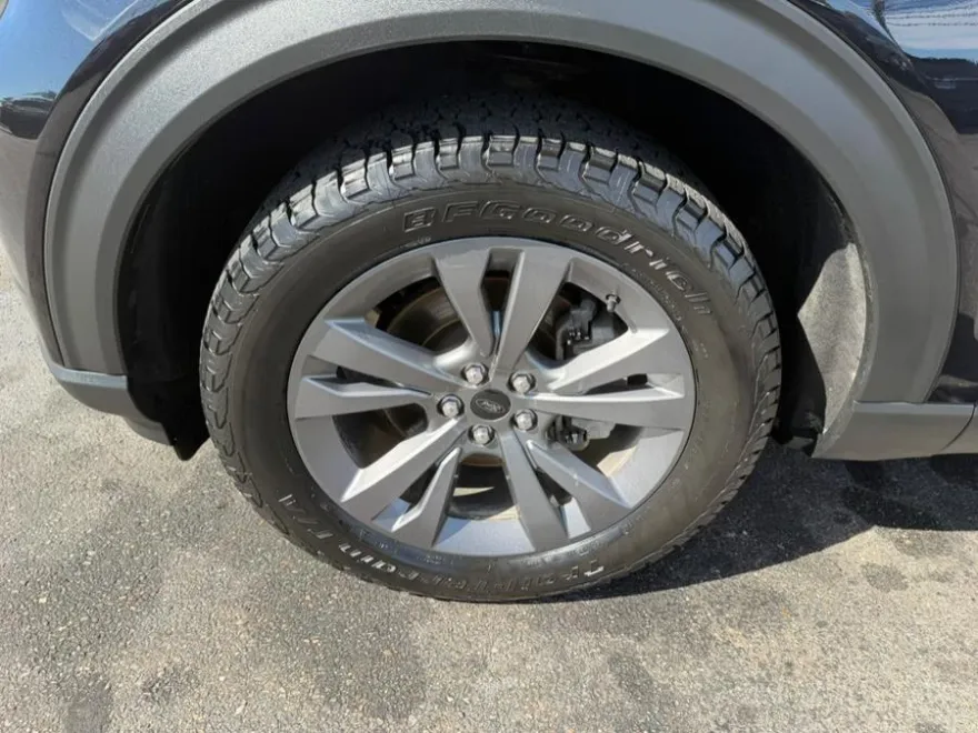 2021 Ford Explorer XLT photo 1