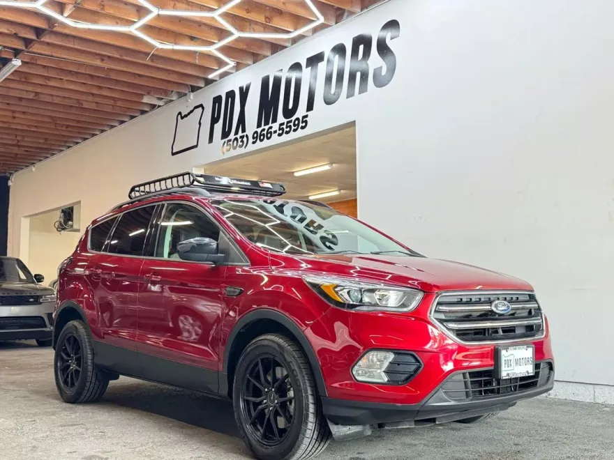 2017 Ford Escape SE Sport photo 1