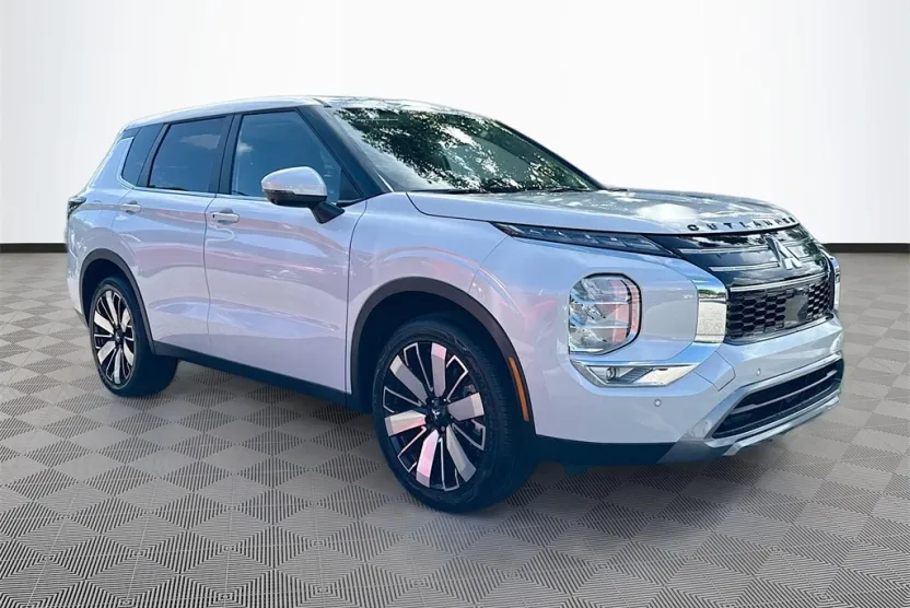 2025 Mitsubishi Outlander SE photo 1
