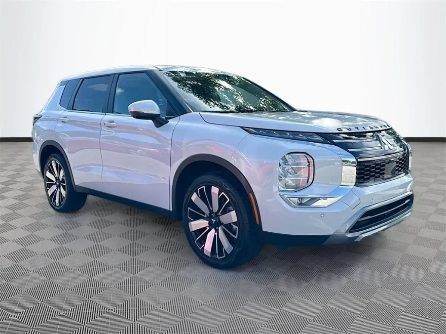 2025 Mitsubishi Outlander SE photo 1