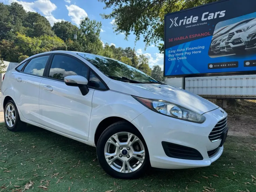 2016 Ford Fiesta SE photo 1