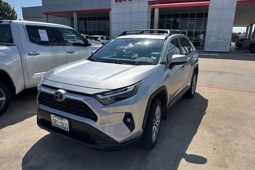 2023 Toyota RAV4 XLE Premium photo 1