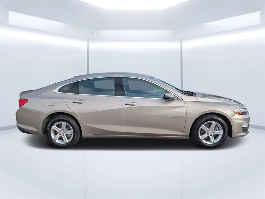 2024 Chevrolet Malibu 1LT photo 1